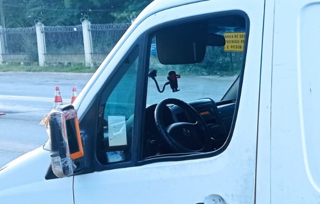 Motorista usa espelho de banheiro no lugar de retrovisor em carro em Goiânia