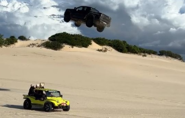 Motorista 'voa' com caminhonete sobre duna em Canoa Quebrada