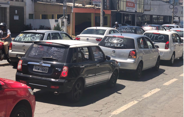 Motoristas de aplicativos protestam por mais segurança e contra taxa extra