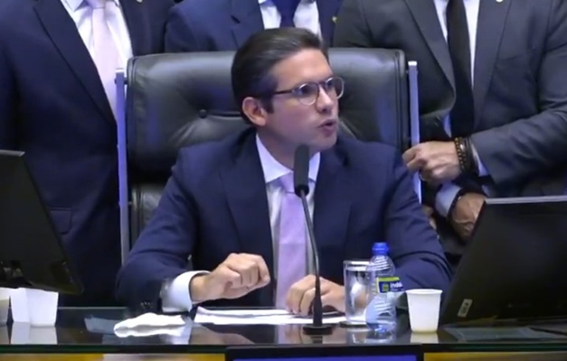 Motta retoma cadeira na Câmara: ‘País deve estar em primeiro lugar'