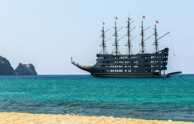 Mulher acusa tripulação de barco de cobrir corpo morto de seu pai para manter festa da espuma