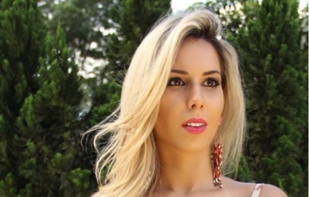 Mulher conhecida como "barbie do crime" se entrega à polícia em Goiânia