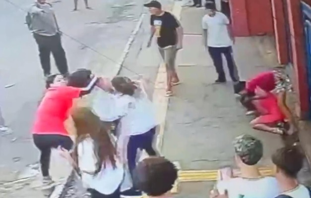 Mulher é presa após invadir escola em Aparecida e agredir mãe de aluna 