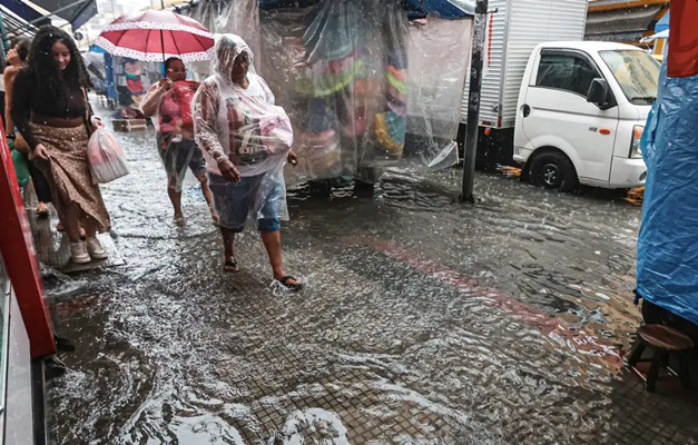 Mulher morre após carro ficar submerso em São Paulo