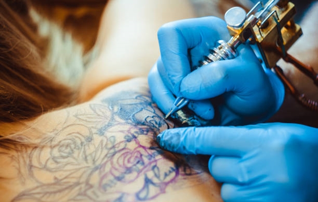 Mulher processa tatuador, mas acaba condenada a indenizá-lo em Ipameri