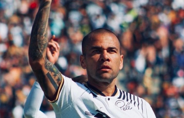 Mulher que acusa Daniel Alves de estupro irá processar mãe de jogador após divulgação de imagem