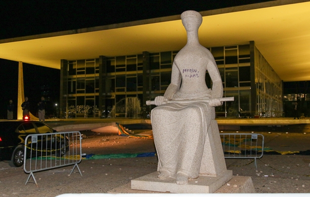 Mulher que pichou estátua pede perdão e diz que agiu no calor do momento