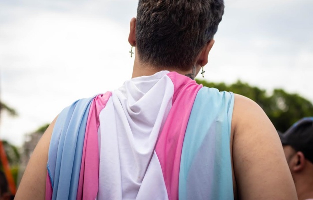 Mulher trans conquista direito à cirurgia de feminização facial em Goiás