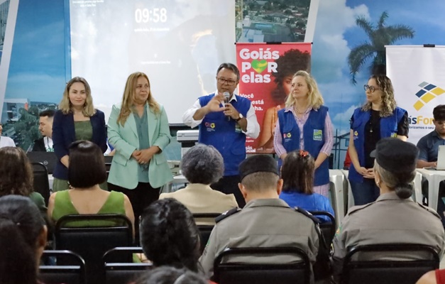 Mulheres de Aparecida recebem cartões do programa 'Goiás Por Elas'