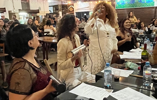 Mulheres na Roda de Samba se apresentam no Mercado da Vila Nova em Goiânia