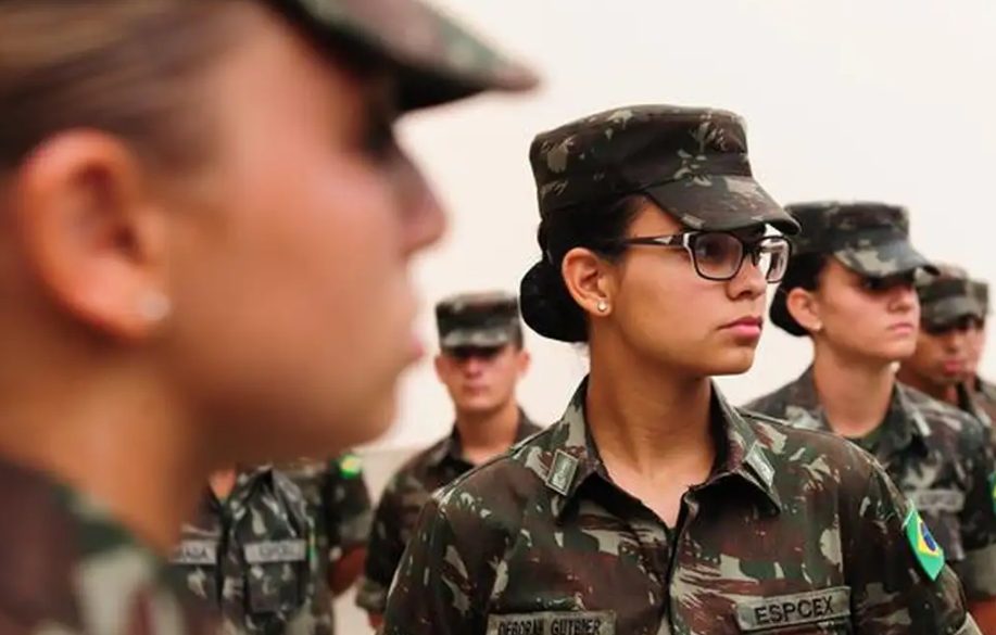 Mulheres poderão se alistar no serviço militar aos 18 anos