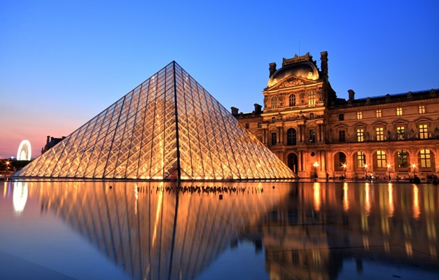 Museu do Louvre fecha após invasão e roubo de joias