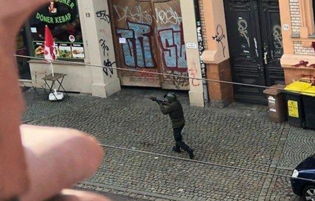 Na Alemanha, atirador mata duas pessoas diante de sinagoga e filma ataque