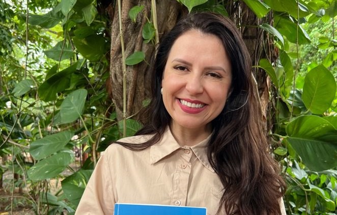 Nárcia Kelly faz pré-lançamento do livro "Cooperativismo na Essência"