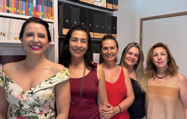 Nárcia Kelly visita laboratório referência em estudos sobre bebês na França