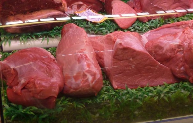 Nas lojas, consumidor revê compra de carne