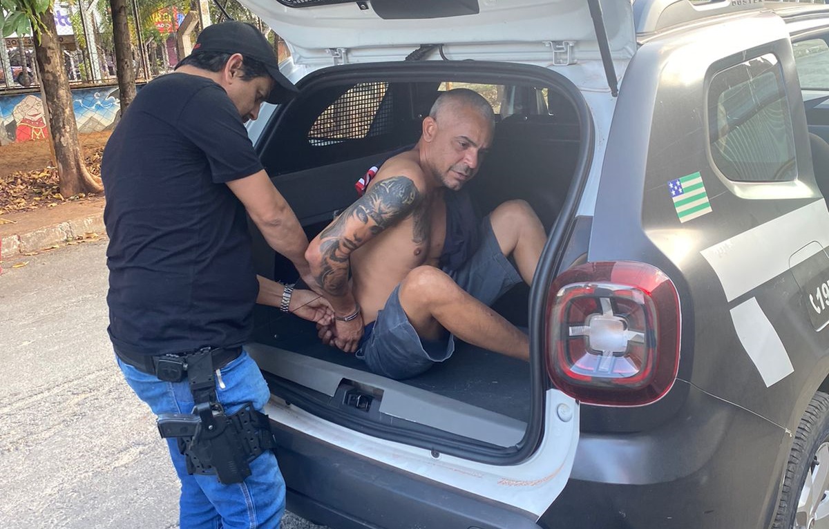 Neto é preso em Goiânia após agredir avô para roubar carro, celular e cartão