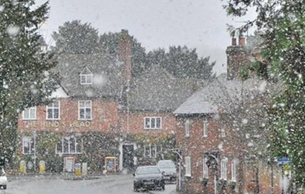 Neve chega antes do esperado em Londres e ruas ficam cobertas por gelo