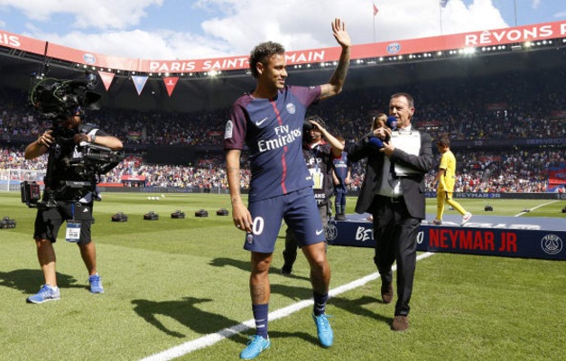 Neymar arrisca francês e é aclamado pela torcida do PSG em apresentação