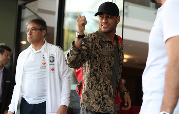 Neymar chega a Porto Alegre e se junta à seleção para jogo das Eliminatórias