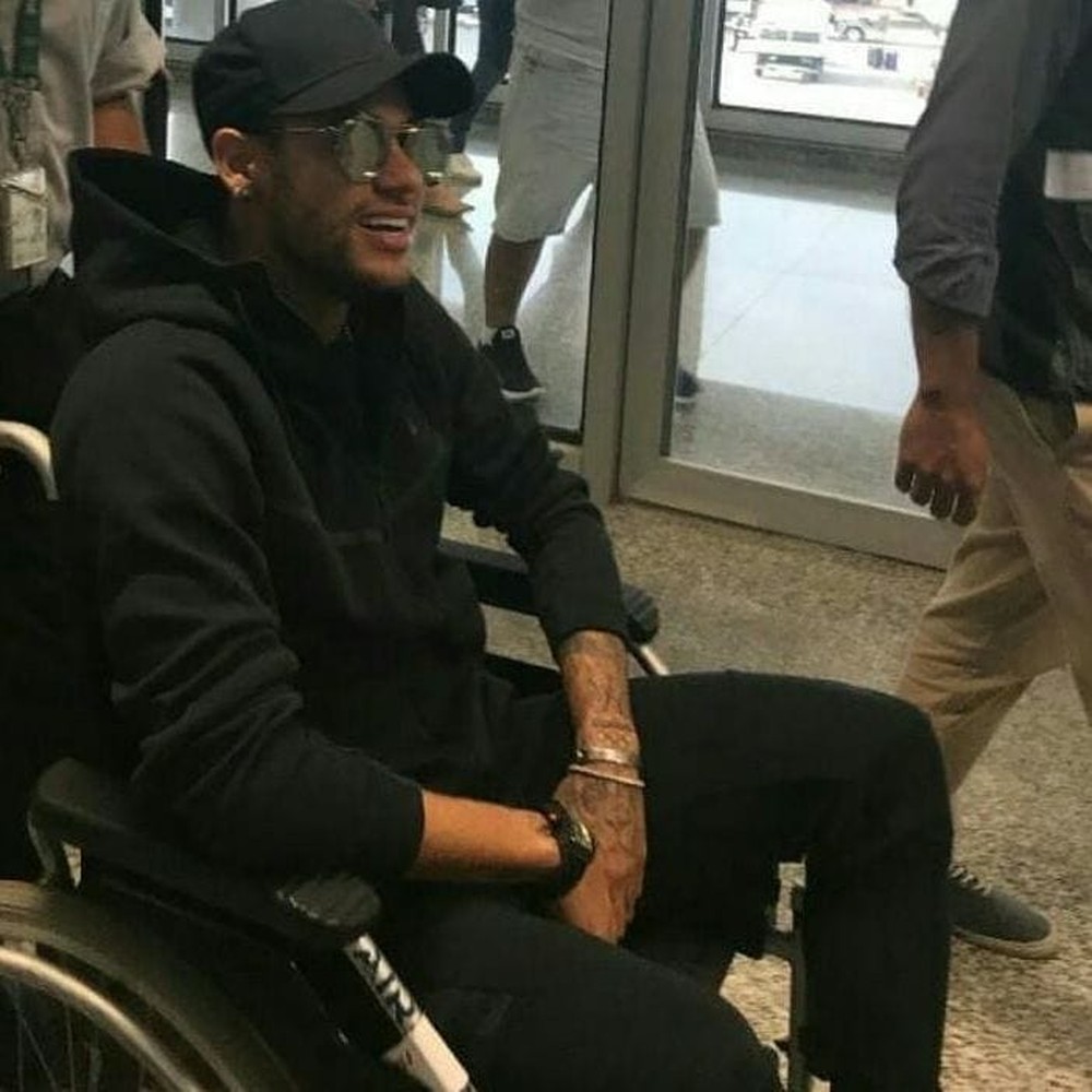 Neymar chega ao Brasil e passará por cirurgia no sábado, em Belo Horizonte