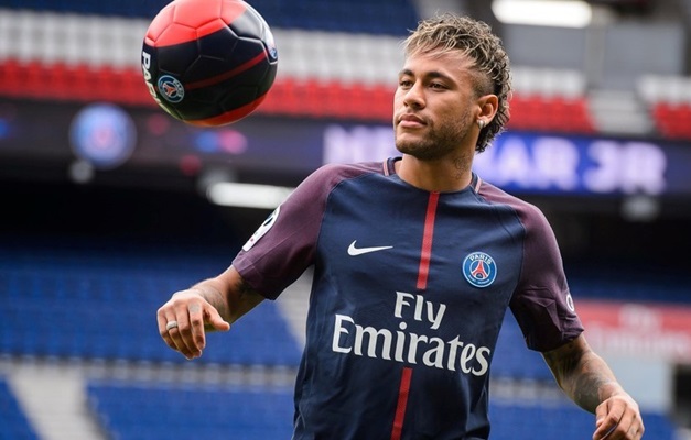 Neymar completa um ano de PSG com fama, fortuna e muita polêmica