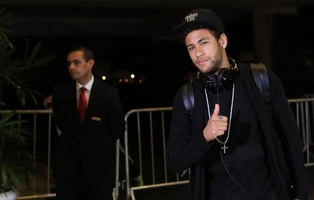 Neymar e Daniel Alves chegam ao Brasil e seleção fica quase completa 