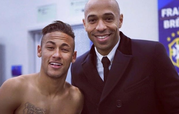 Neymar festeja encontro com Henry e presenteia carrasco do Brasil com camisa 10