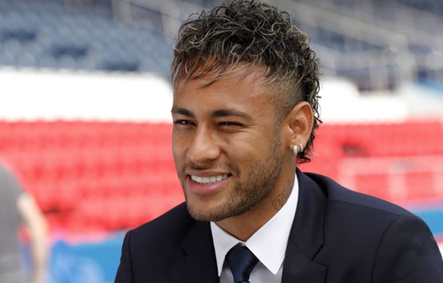 Neymar mira troféu de melhor do mundo em 2018