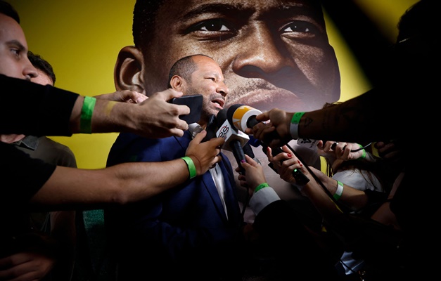 Neymar Pai anuncia compra da marca Pelé e Santos vai explorar imagem comercialmente