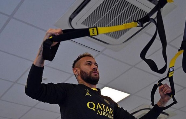 Neymar se reapresenta ainda em reabilitação física e preocupa PSG, diz jornal