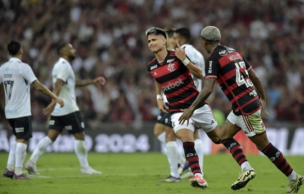 Neymar vai ao Maracanã, Flamengo bate Grêmio com dois gols de Luiz Araújo e lidera Brasileirão
