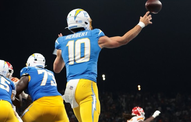 NFL em SP aumenta celebridades, repete sucesso, mas não empolga estádio com show de Karol G