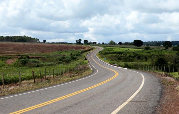 No distrito de Ordália, em Itauçu, Marconi inaugura construção da GO-566