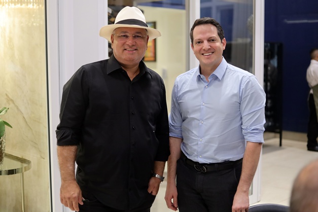 Noite cultural reúne personalidades goianienses com arte e vinhos; veja