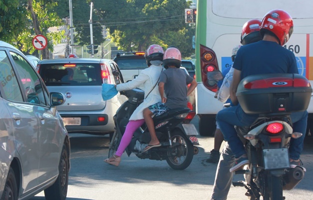 Nova lei: crianças menores de 10 anos não poderão ser transportadas em motos, Autoescola Bello