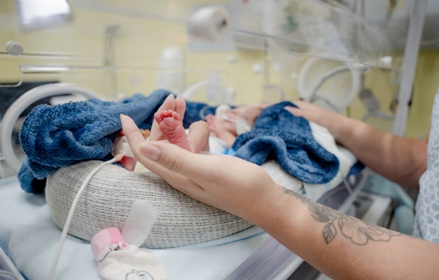 Novembro Roxo reforça cuidados e prevenção à prematuridade em Goiás