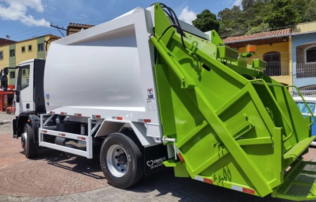Número de cidades com caminhões compactadores de lixo cresce 82,6% em Goiás