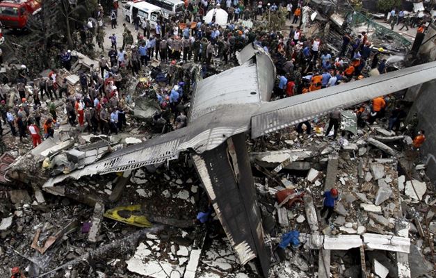 Número de mortes em queda de avião na Indonésia sobe para 74