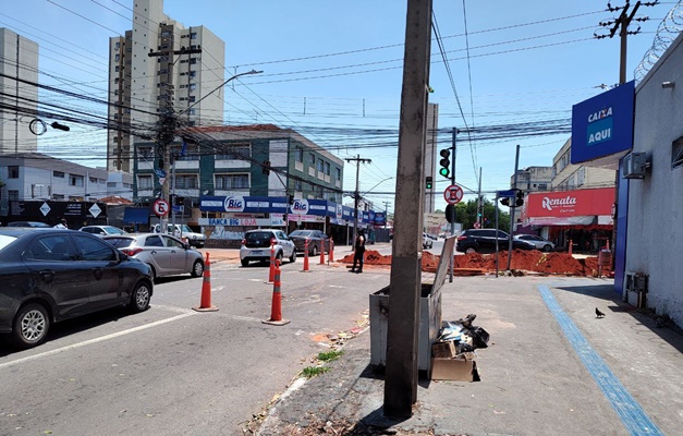 Obra em rede de esgoto afeta trânsito na Avenida 85 em Goiânia