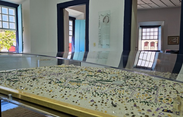 Obra "Solo Goiano", de Siron Franco, está em exposição na cidade de Goiás