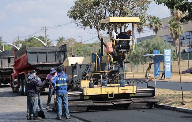 Obras de recapeamento chegam ao Setor Garavelo em Aparecida de Goiânia 