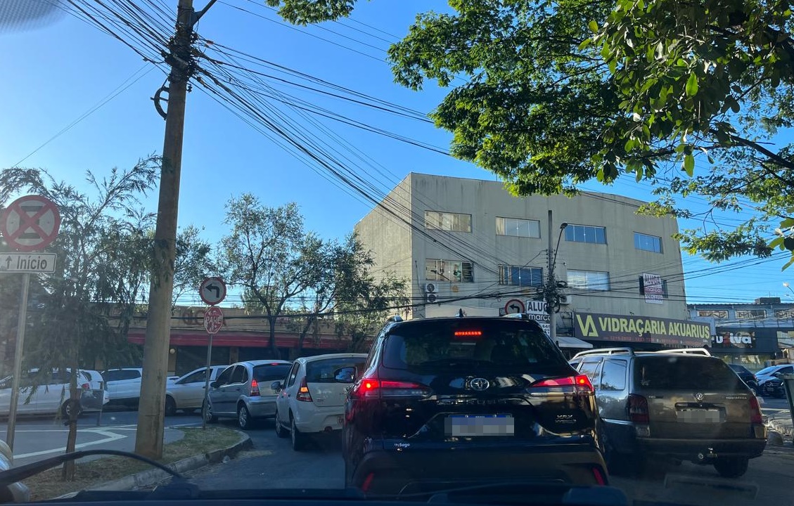 Obras na Avenida 85 provocam longos congestionamentos no Setor Sul