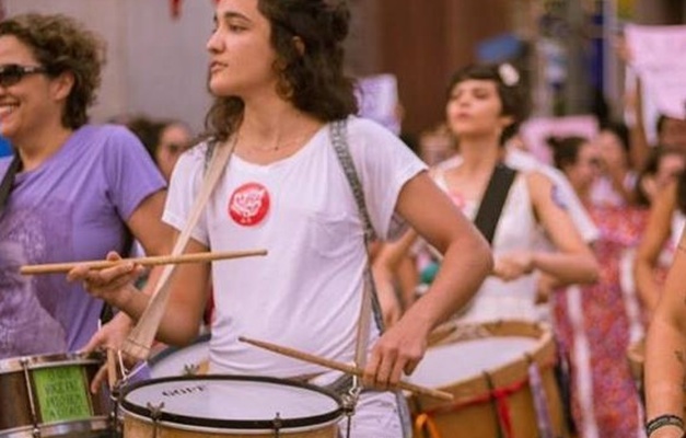 Oficina de percussão gratuita para mulheres ocorre em Goiânia