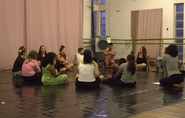 Oficina gratuita explora o teatro e a dança em Goiânia