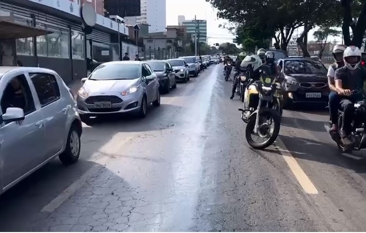 Óleo derramado deixa trânsito lento na Avenida Jamel Cecílio em Goiânia 