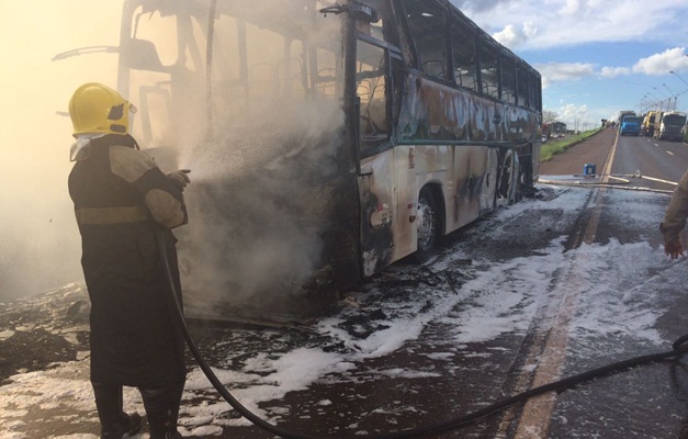Ônibus com passageiros pega fogo na BR-153, em Itumbiara (GO)