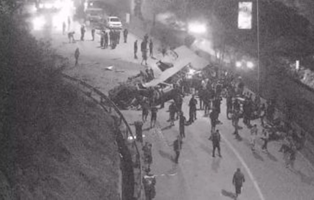 Ônibus com torcedores do Corinthians tomba em Minas e deixa sete mortos