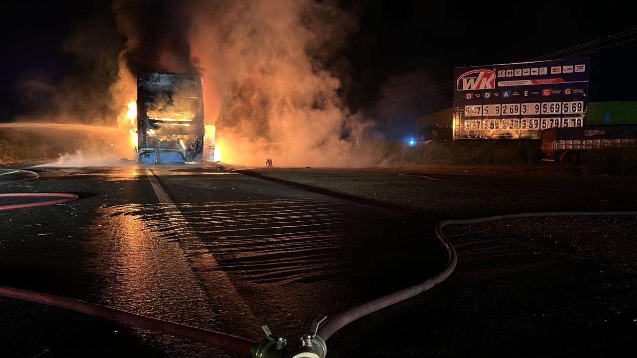 Ônibus de turismo com cerca de 30 passageiros pega fogo em Rio Verde