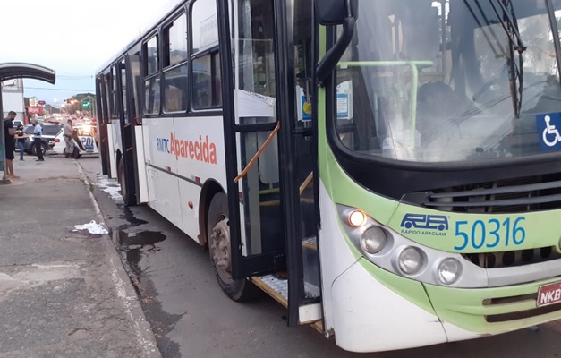 Ônibus do transporte coletivo atropela idoso em Goiânia